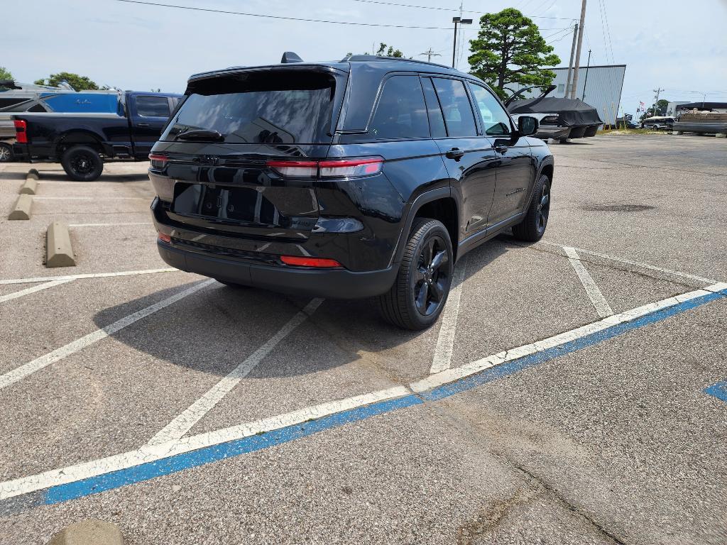 new 2025 Jeep Grand Cherokee car, priced at $51,676