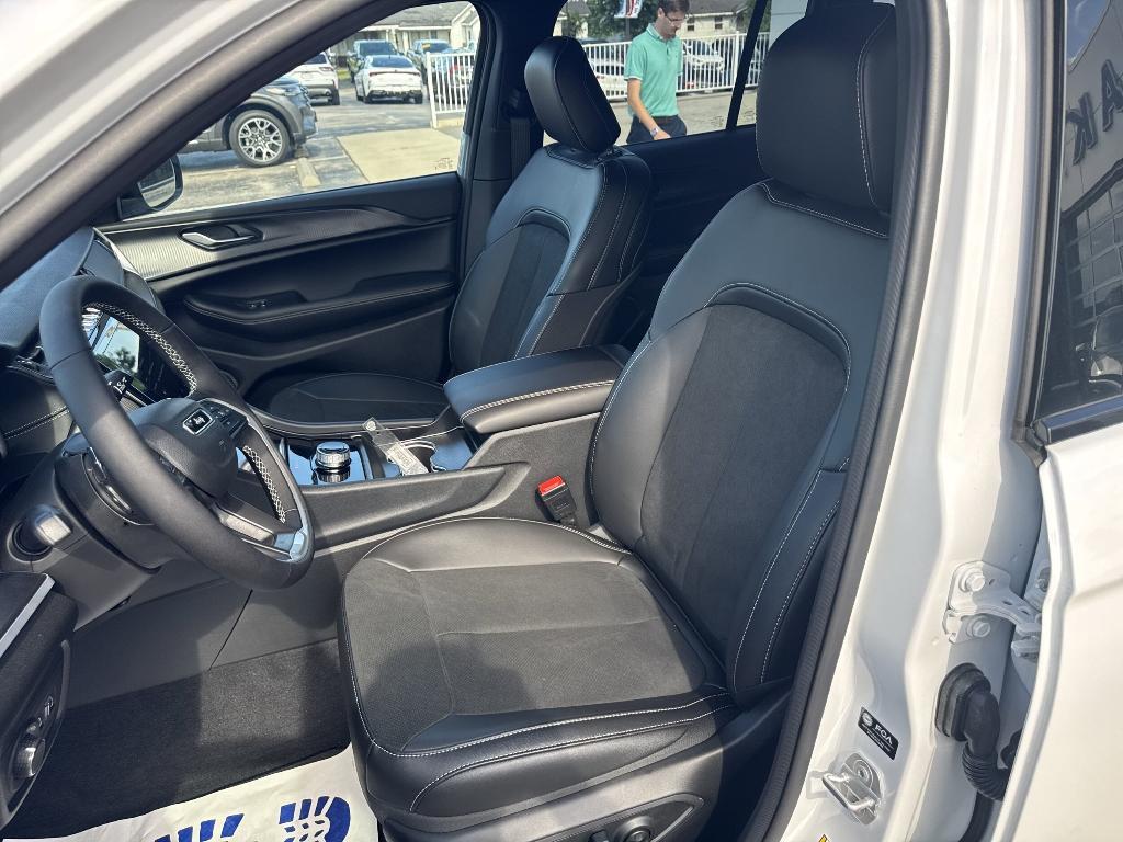 new 2025 Jeep Grand Cherokee car