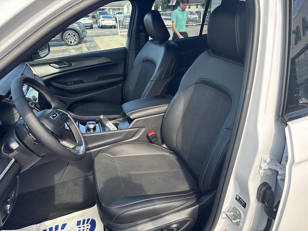 new 2025 Jeep Grand Cherokee car, priced at $43,632
