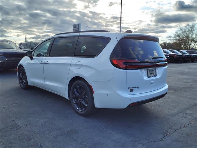 new 2024 Chrysler Pacifica car, priced at $39,295