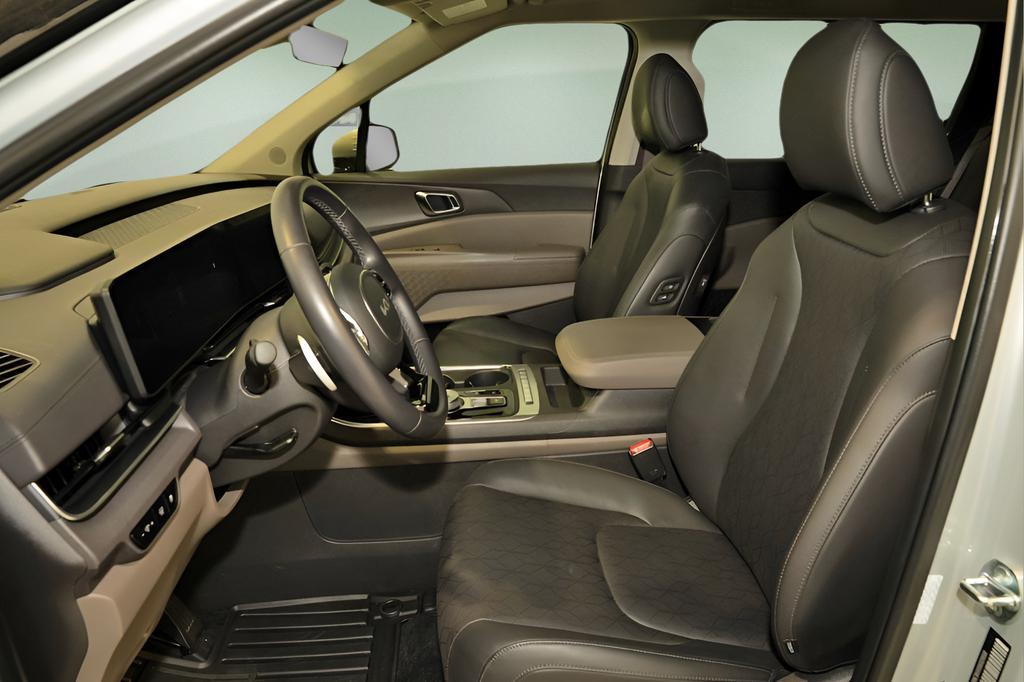 used 2025 Kia Carnival Hybrid car, priced at $39,352