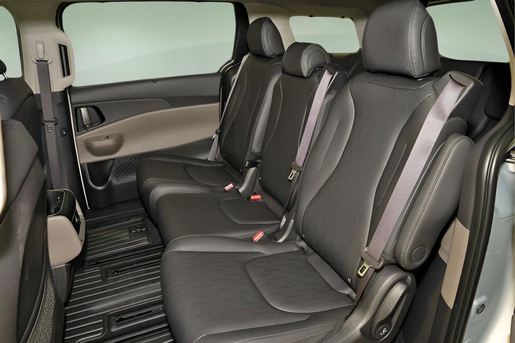 used 2025 Kia Carnival Hybrid car, priced at $39,352