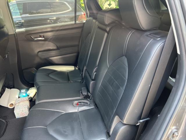used 2022 Toyota Highlander car, priced at $34,133