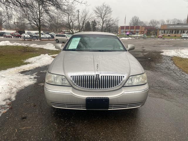 used 2004 Lincoln Town Car car, priced at $5,995