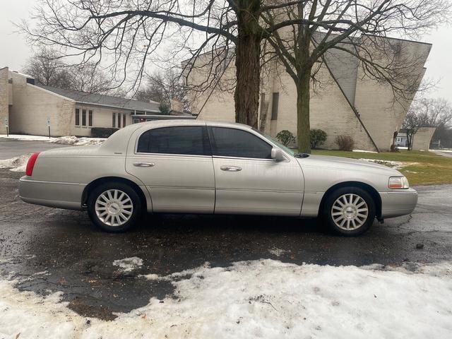 used 2004 Lincoln Town Car car, priced at $5,995