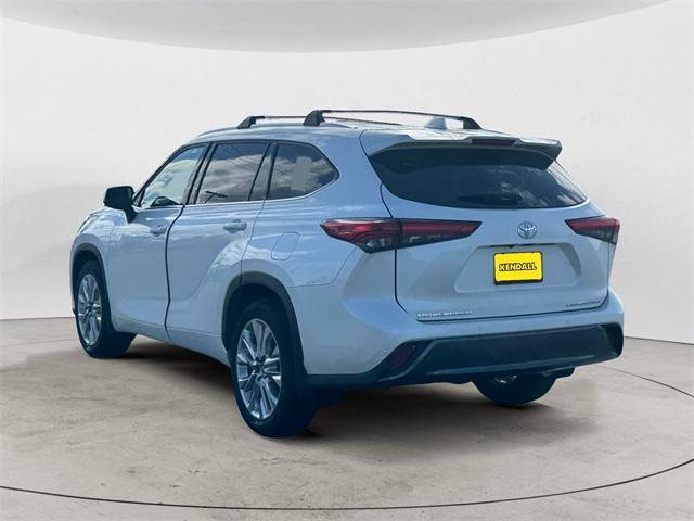 used 2021 Toyota Highlander car, priced at $39,988