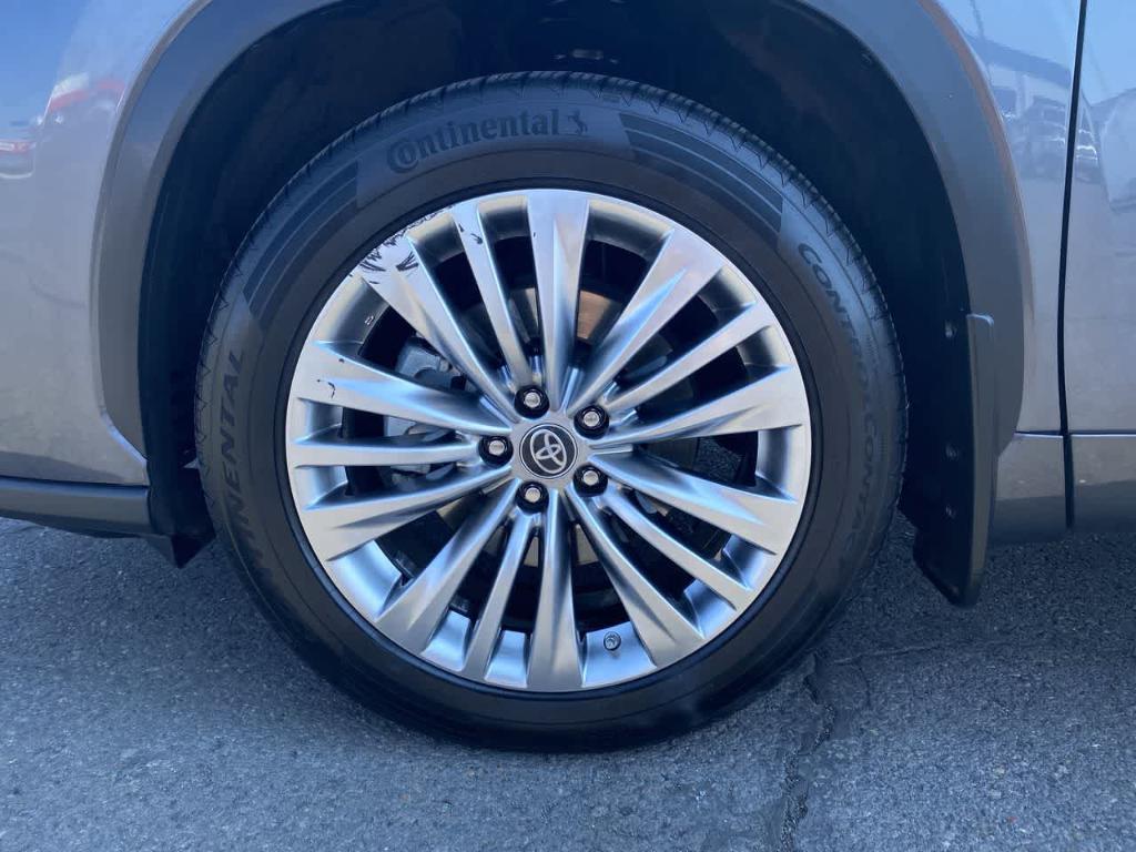 used 2023 Toyota Highlander car, priced at $42,756