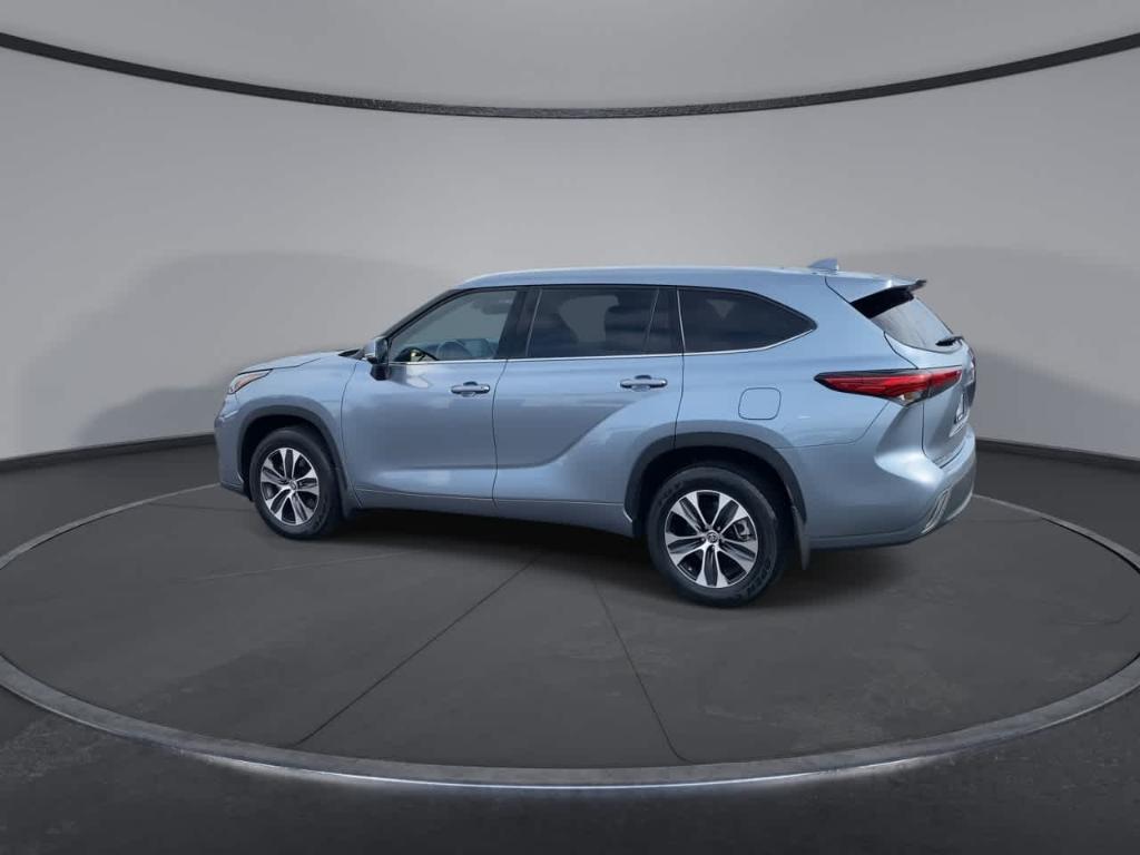 used 2021 Toyota Highlander car, priced at $34,537