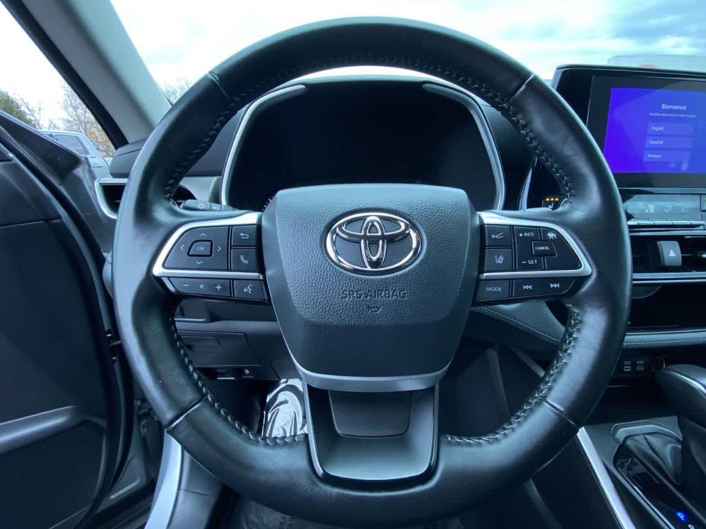 used 2023 Toyota Highlander car, priced at $38,634