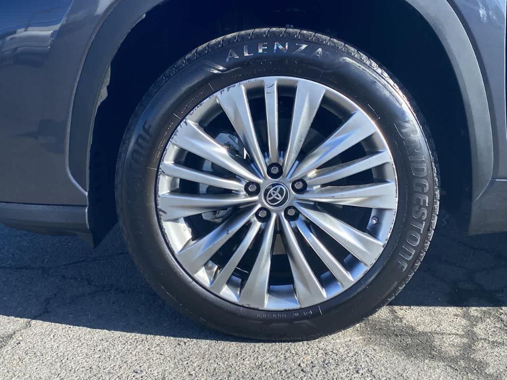 used 2023 Toyota Highlander car, priced at $38,882