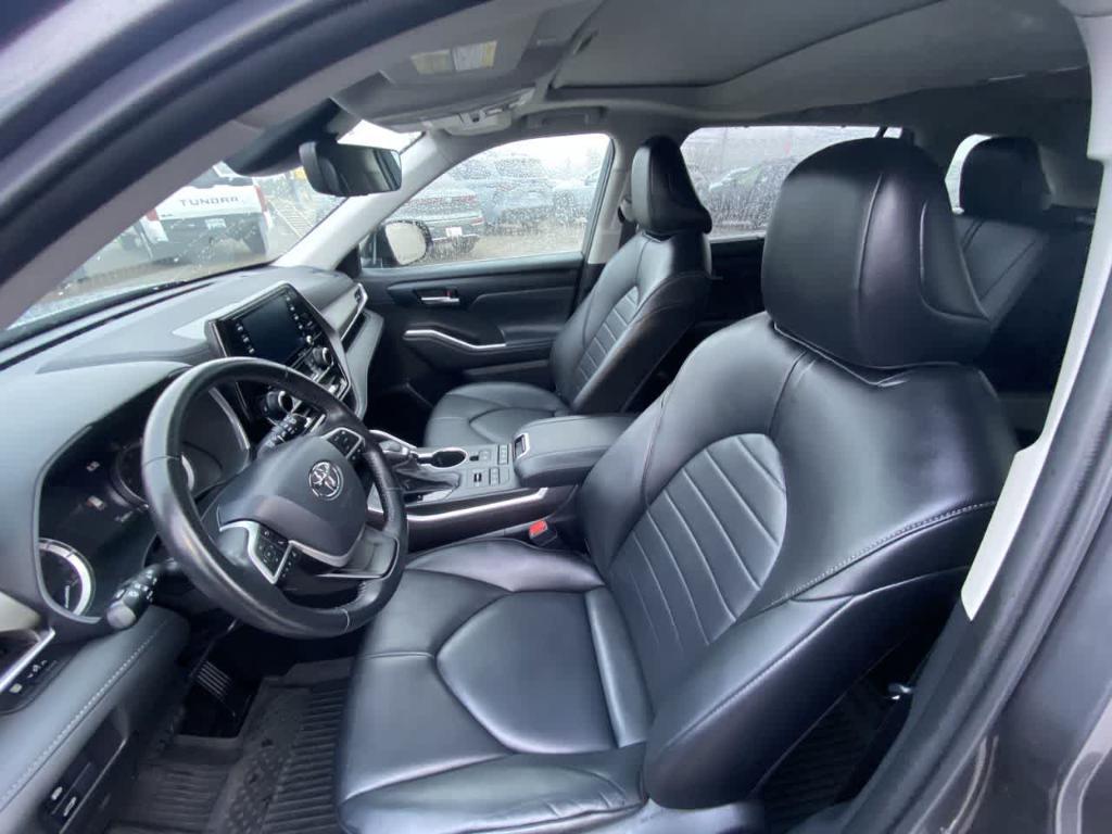 used 2022 Toyota Highlander car, priced at $37,862