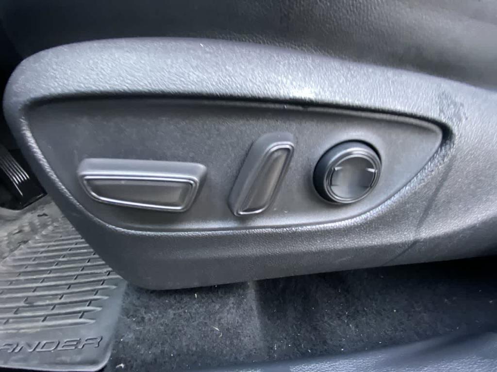 used 2022 Toyota Highlander car, priced at $37,862