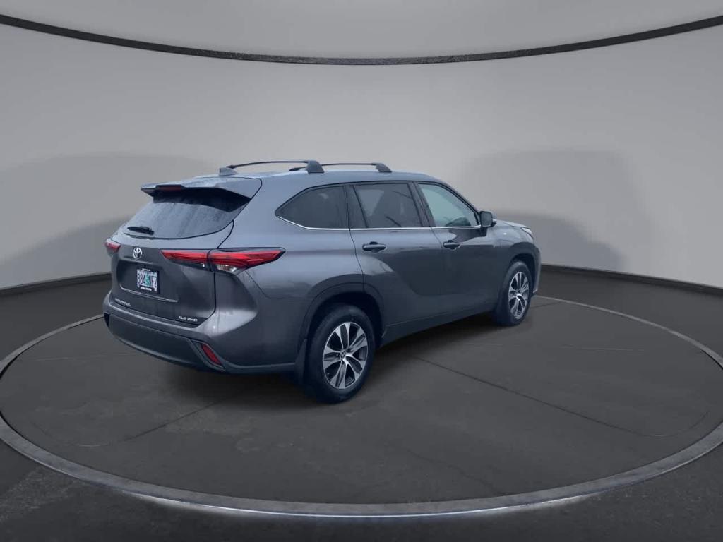 used 2022 Toyota Highlander car, priced at $37,862
