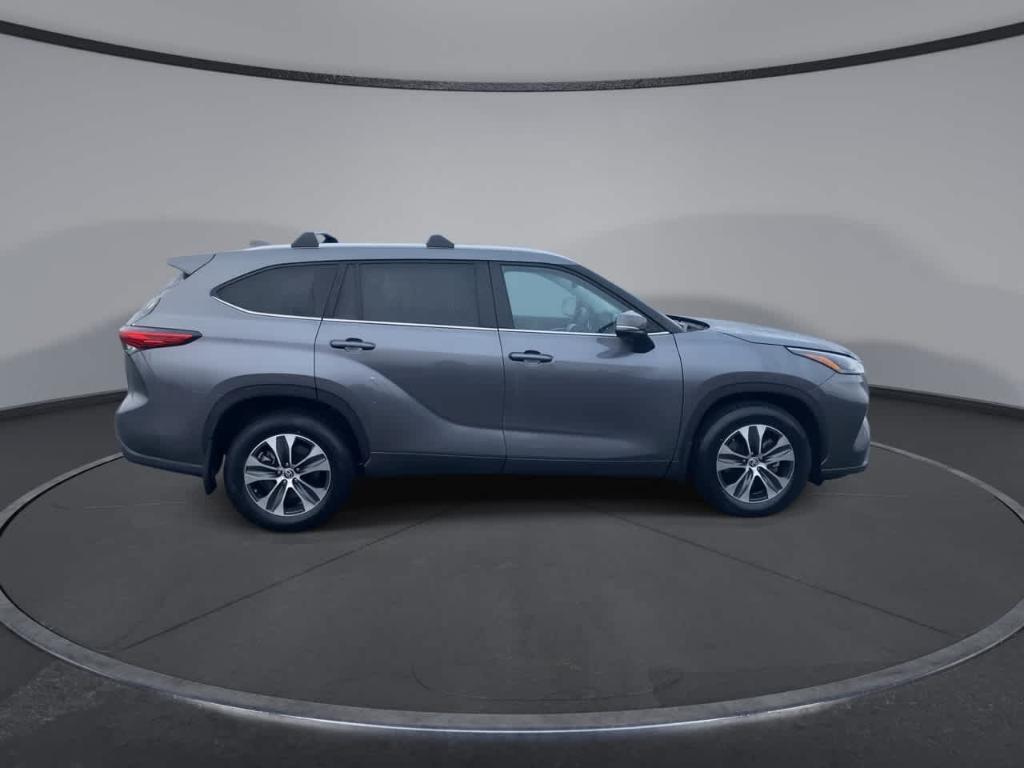 used 2022 Toyota Highlander car, priced at $37,862