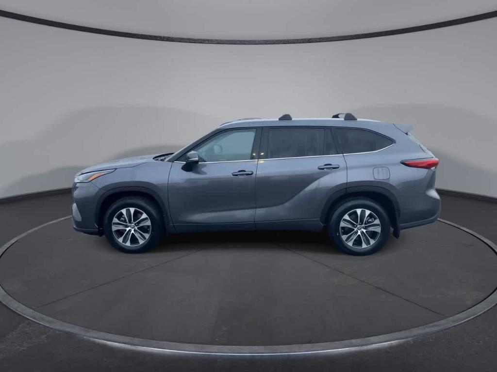 used 2022 Toyota Highlander car, priced at $37,862