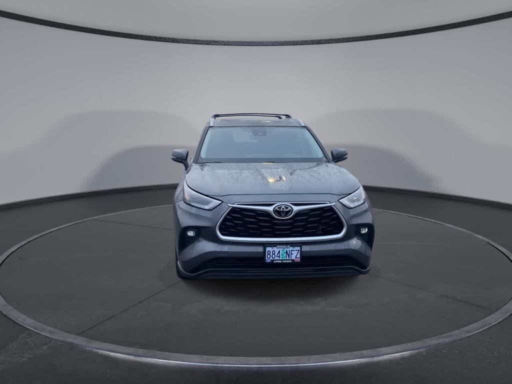 used 2022 Toyota Highlander car, priced at $37,862