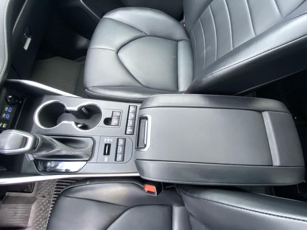 used 2022 Toyota Highlander car, priced at $37,862