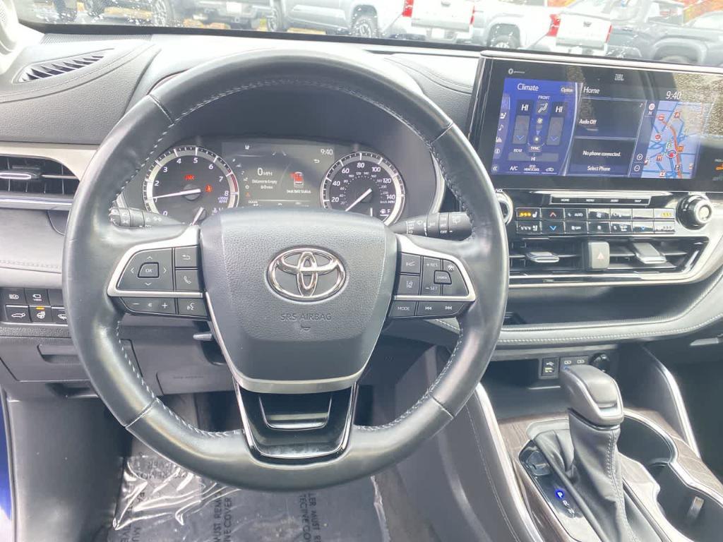 used 2022 Toyota Highlander car, priced at $39,987