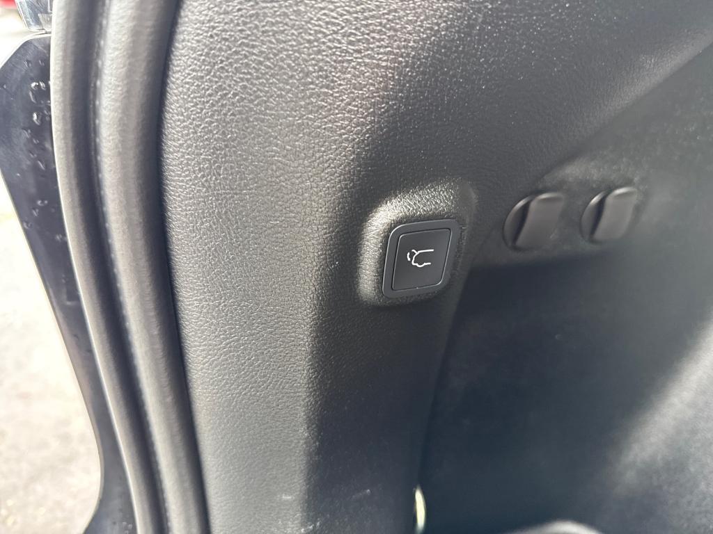 used 2023 Jeep Cherokee car, priced at $26,180