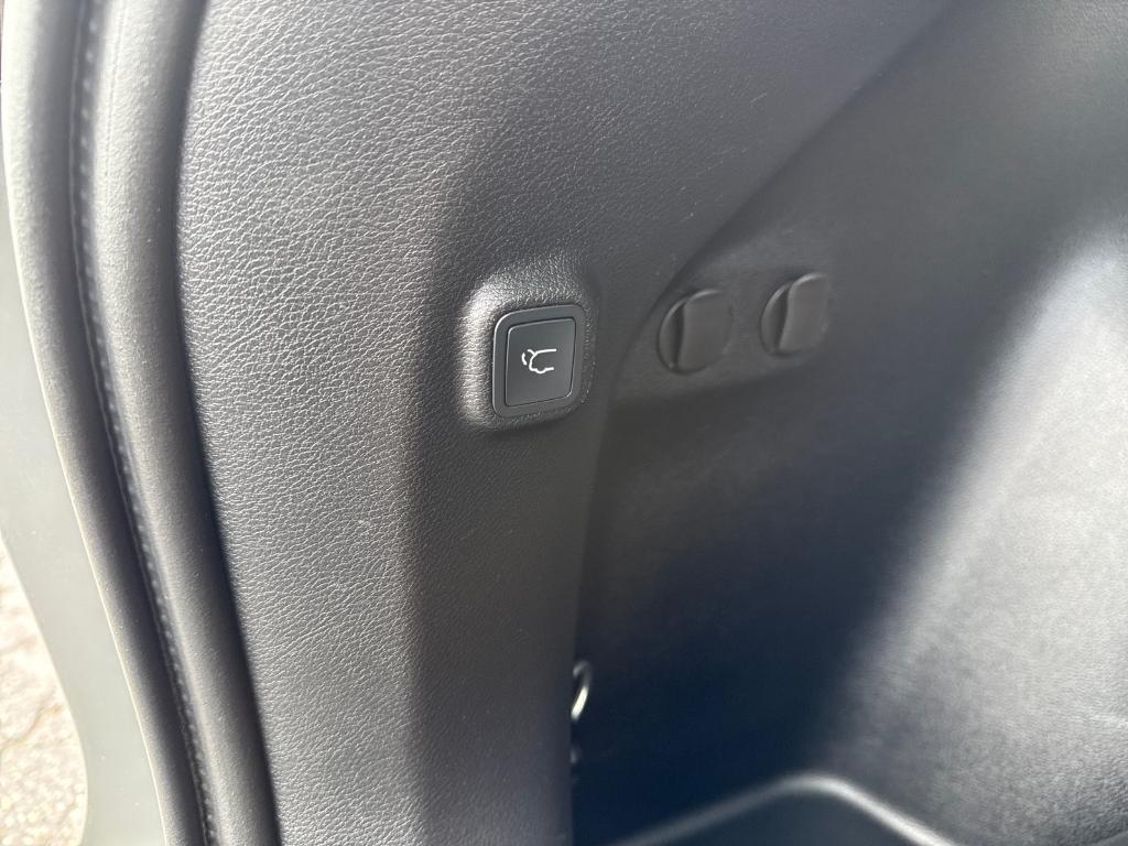 used 2019 Jeep Cherokee car, priced at $21,520