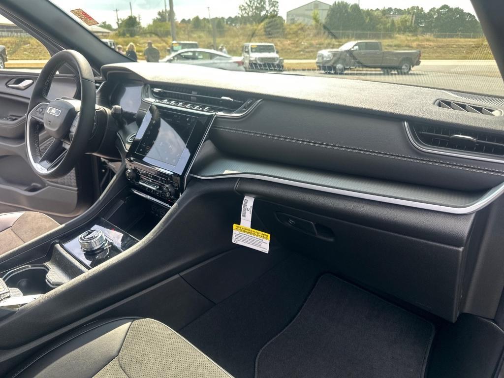 new 2025 Jeep Grand Cherokee car, priced at $47,098