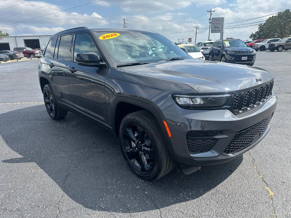 new 2025 Jeep Grand Cherokee car, priced at $47,098