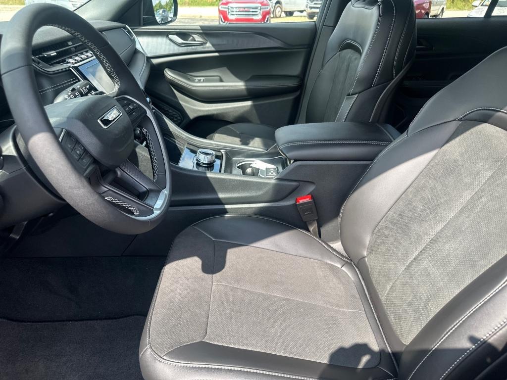 new 2025 Jeep Grand Cherokee car, priced at $47,098
