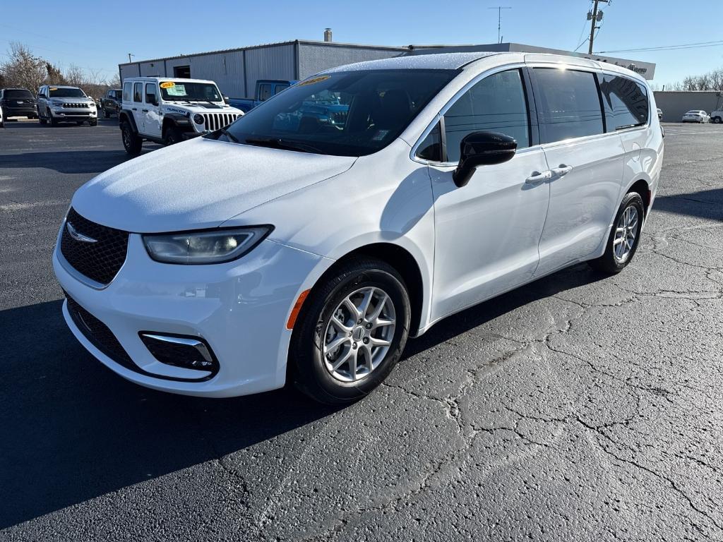 new 2025 Chrysler Pacifica car, priced at $42,748