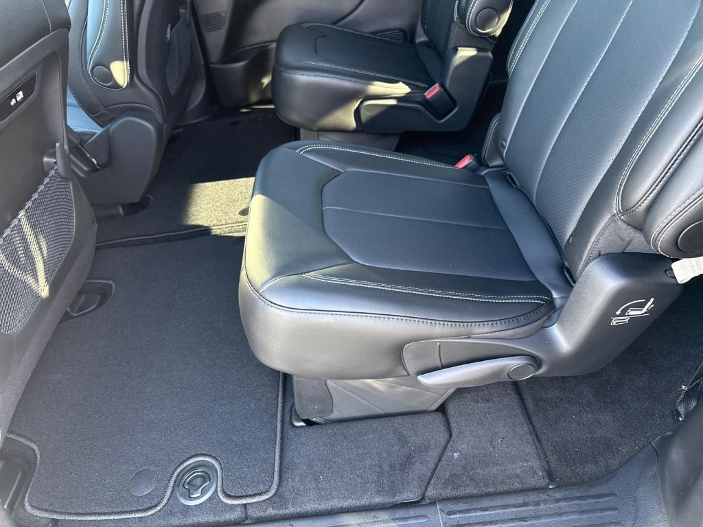 new 2025 Chrysler Pacifica car, priced at $42,748