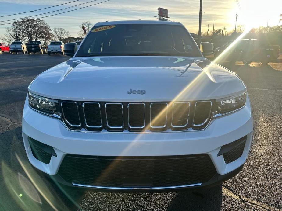 new 2025 Jeep Grand Cherokee car, priced at $42,075