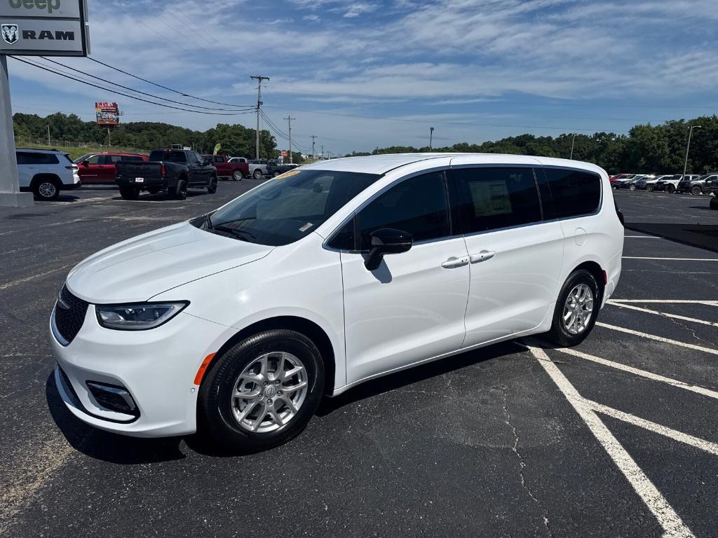 new 2025 Chrysler Pacifica car, priced at $45,725