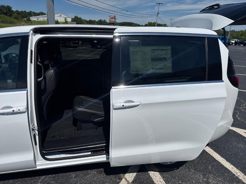 new 2025 Chrysler Pacifica car, priced at $45,725