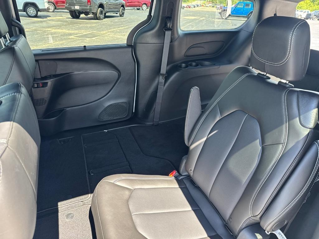 new 2025 Chrysler Pacifica car, priced at $45,725