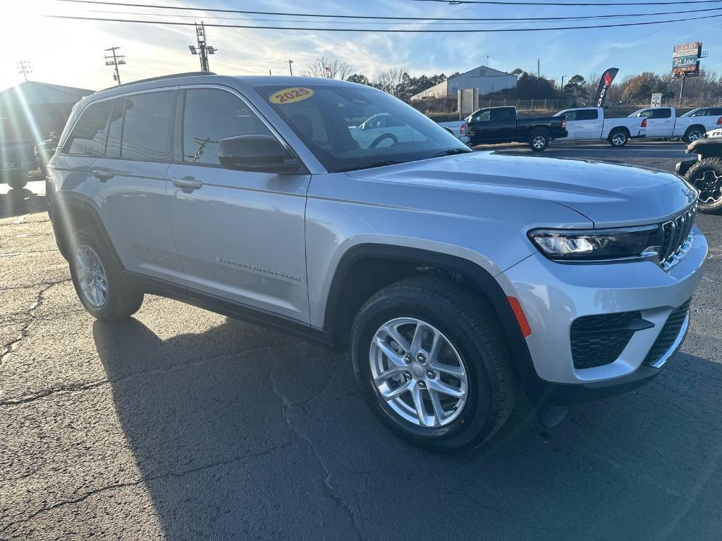 new 2025 Jeep Grand Cherokee car, priced at $41,675