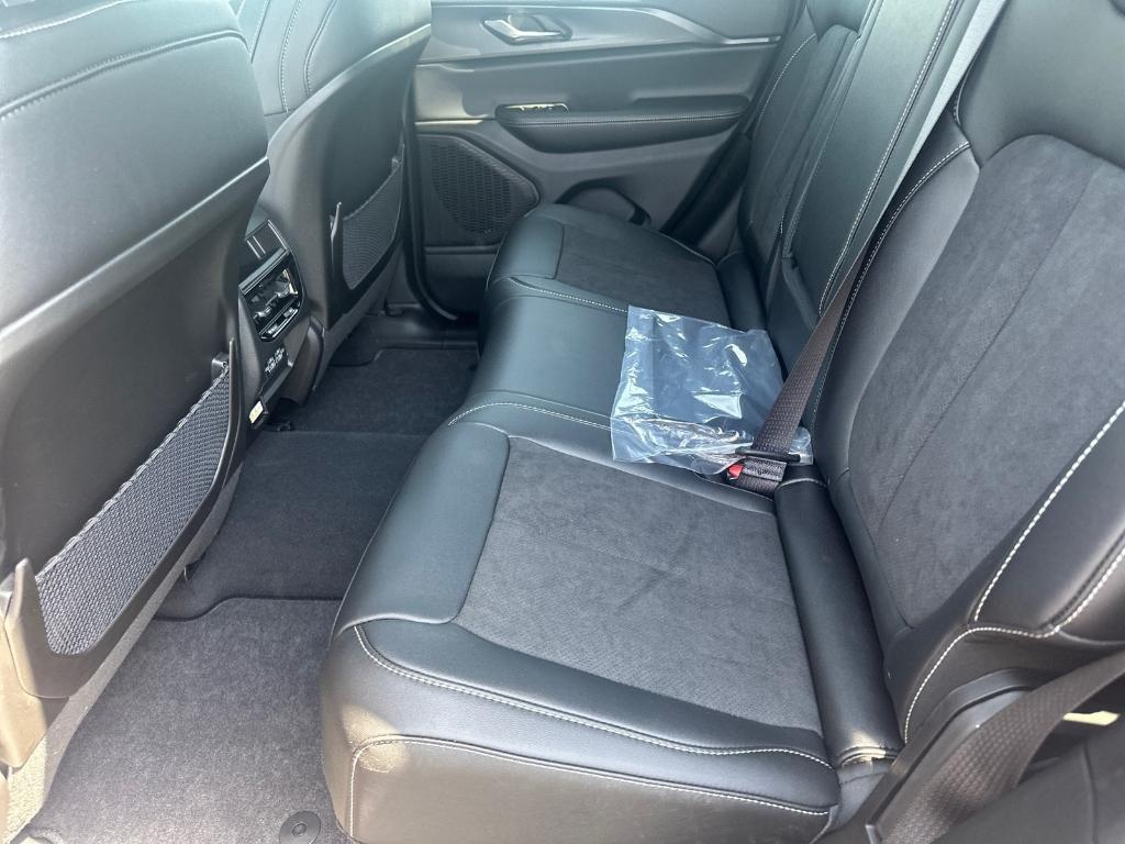 new 2025 Jeep Grand Cherokee car, priced at $45,782