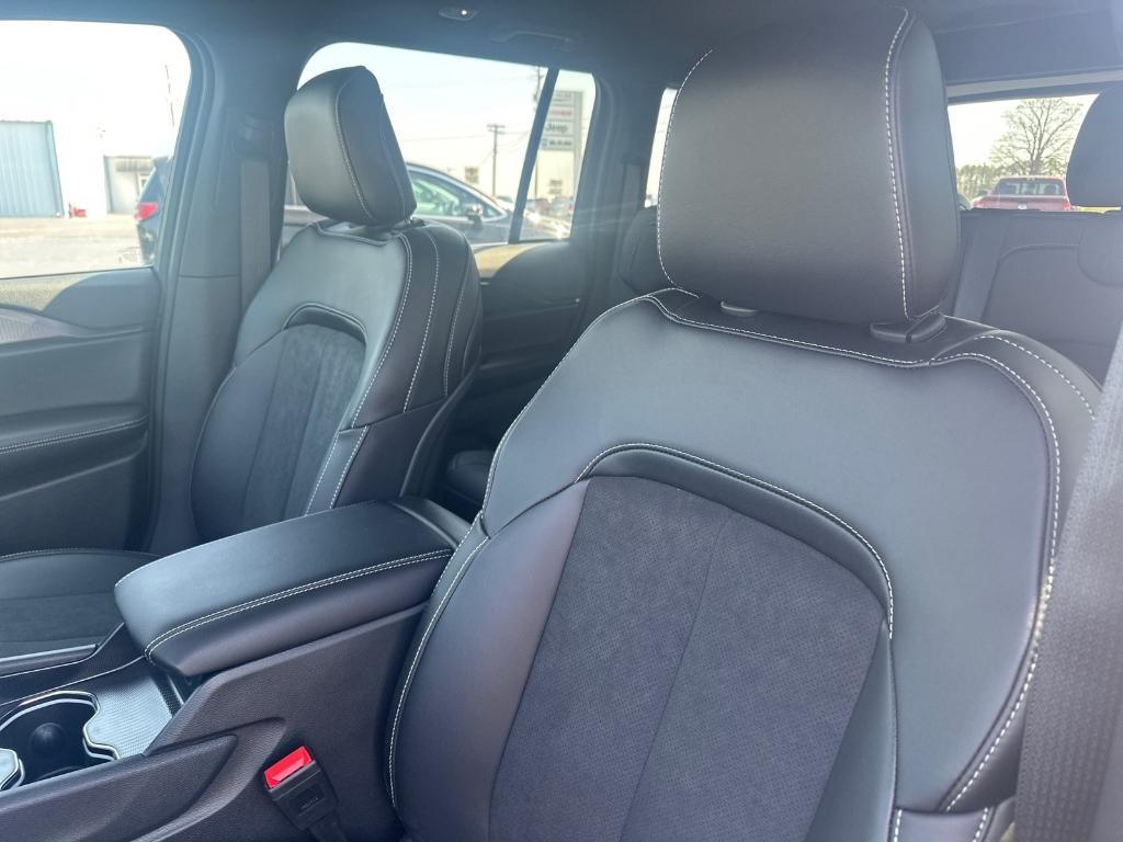 new 2025 Jeep Grand Cherokee car, priced at $47,675