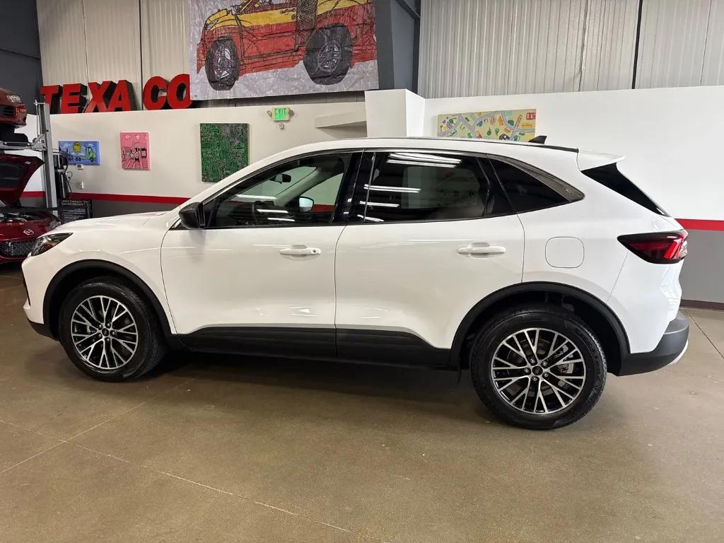 used 2023 Ford Escape car, priced at $24,899