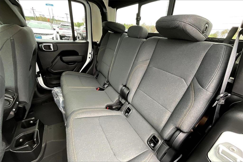 new 2025 Jeep Gladiator car, priced at $44,671