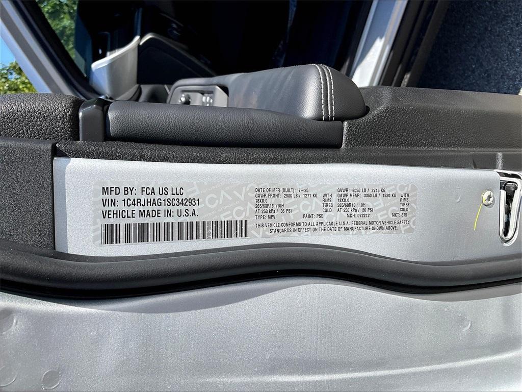 new 2025 Jeep Grand Cherokee car, priced at $38,095