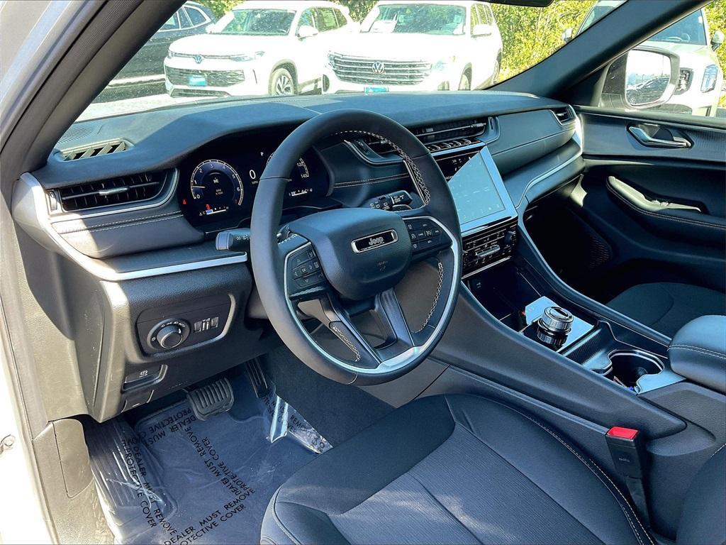 new 2025 Jeep Grand Cherokee car, priced at $38,095