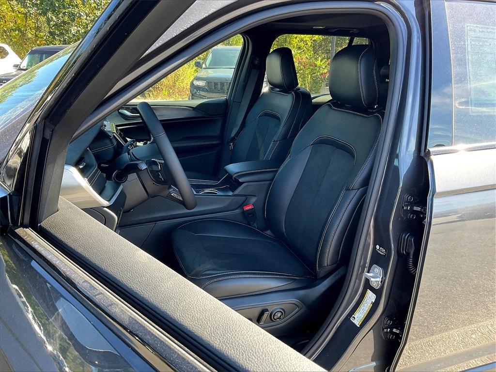 new 2025 Jeep Grand Cherokee car, priced at $41,877