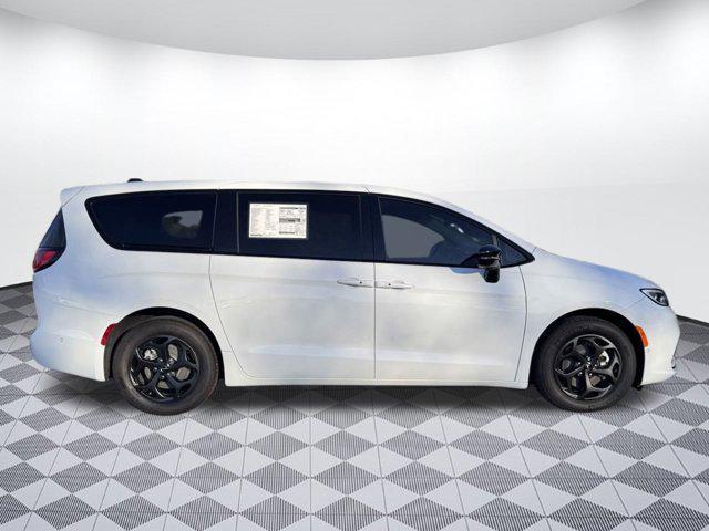 new 2024 Chrysler Pacifica Hybrid car, priced at $48,992