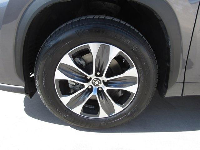 used 2021 Toyota Highlander car, priced at $32,578