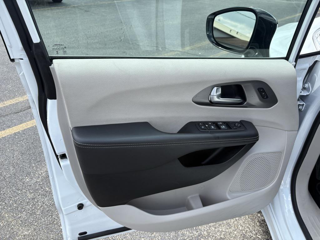used 2024 Chrysler Pacifica car, priced at $31,300