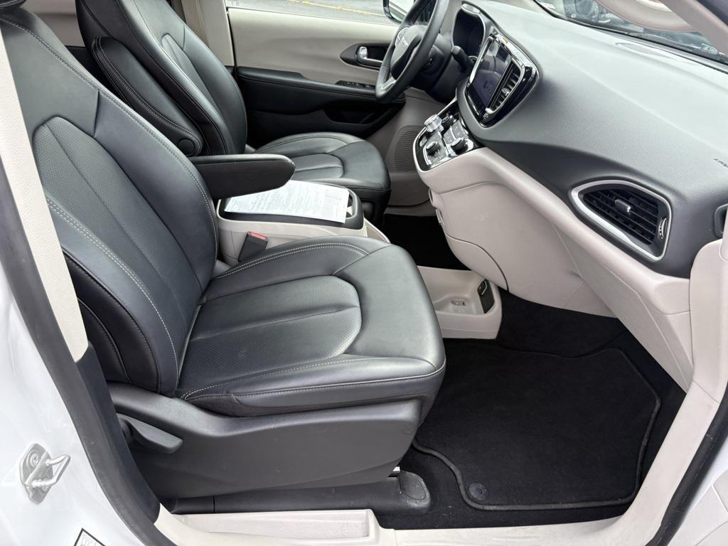 used 2024 Chrysler Pacifica car, priced at $31,300