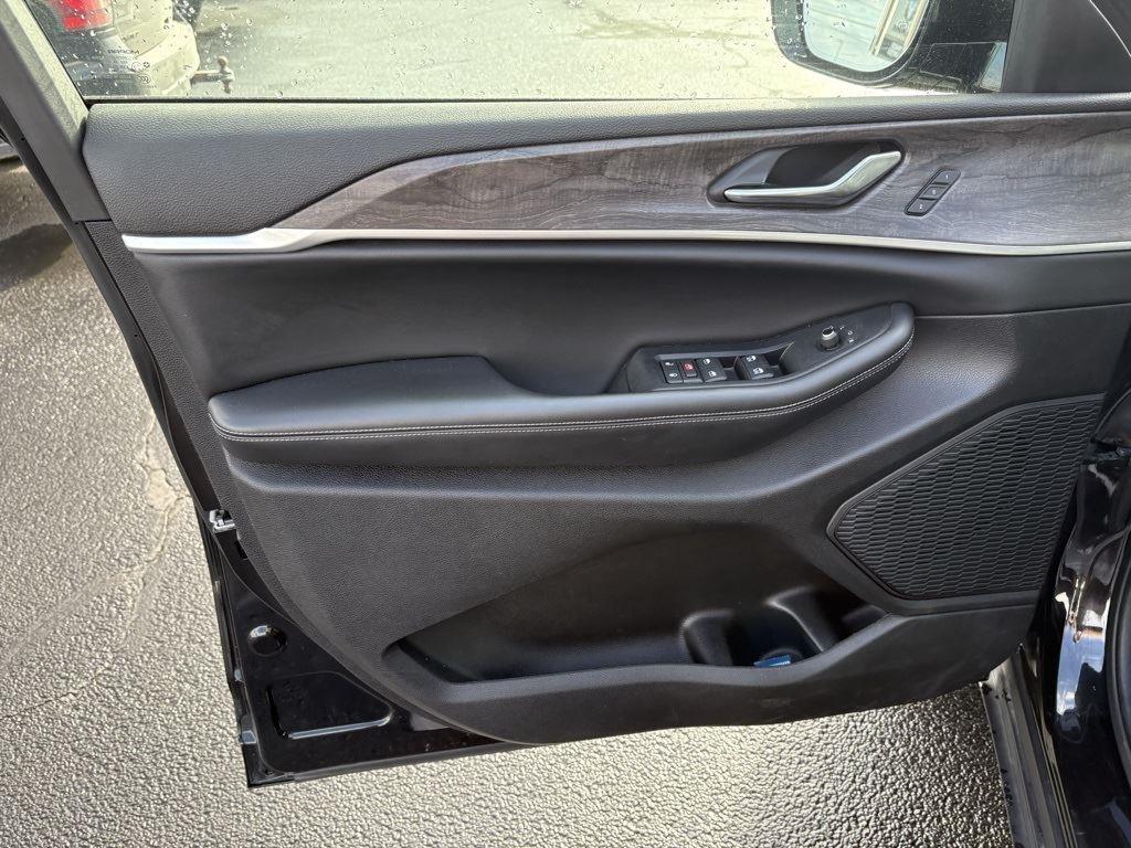 used 2024 Jeep Grand Cherokee L car, priced at $33,400