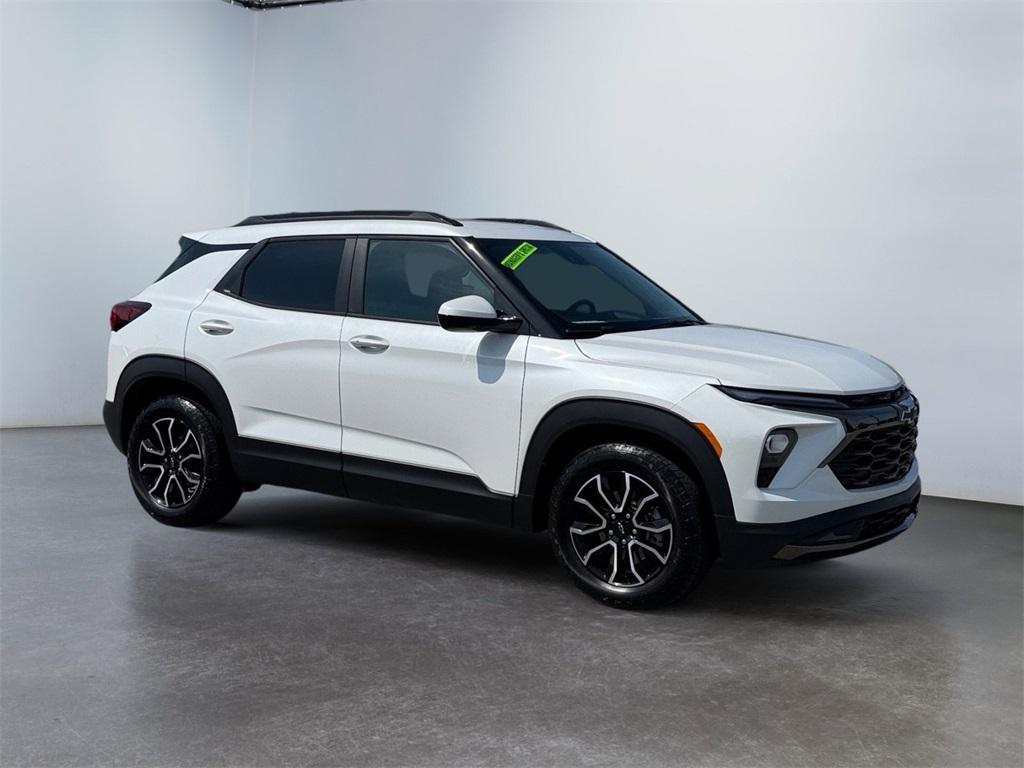 new 2025 Chevrolet TrailBlazer car, priced at $27,535