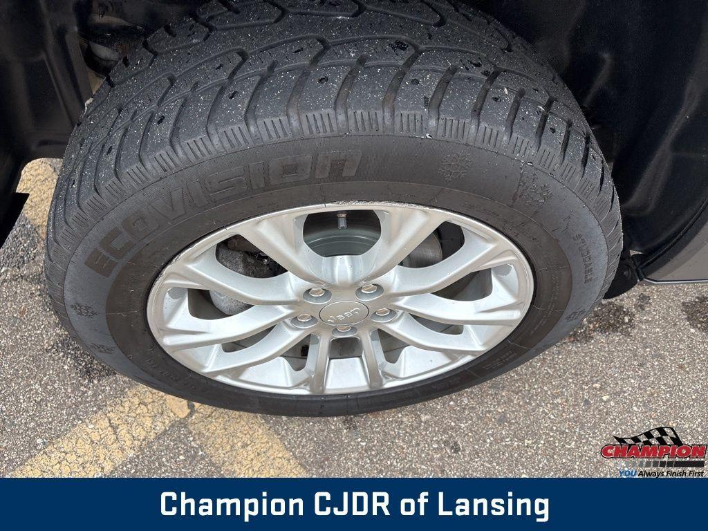 used 2019 Jeep Cherokee car, priced at $15,554