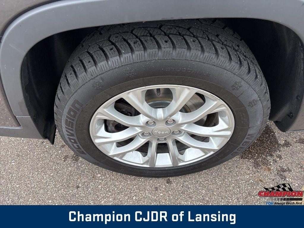 used 2019 Jeep Cherokee car, priced at $15,554