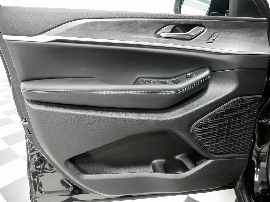 new 2025 Jeep Grand Cherokee car, priced at $44,654